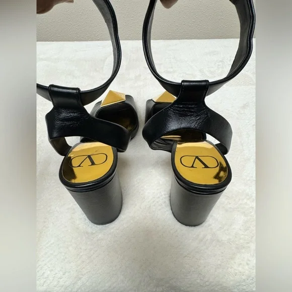 Valentino Garavani - One Stud 90 Leather Sandals - women’s Size 38 - US 8 - Picture 6 of 15